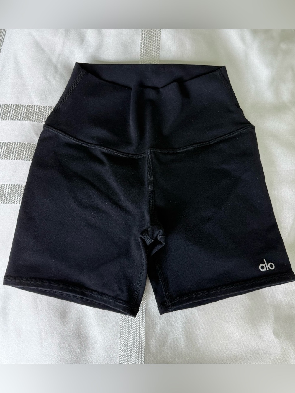 ALO Yoga High-Waist Black Airbush 5 inch Bike Shorts Size XS - Picture 1 of 4